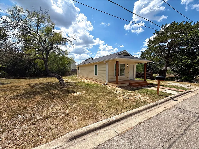 1107 Neches St — Photo 17