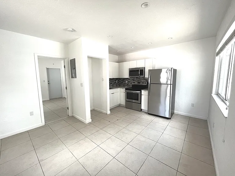 6331 NE 4th Ct — Photo 5