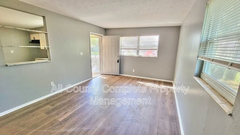 3 bed, 1.0 bath, 924 sqft, $1,195 — Photo 4