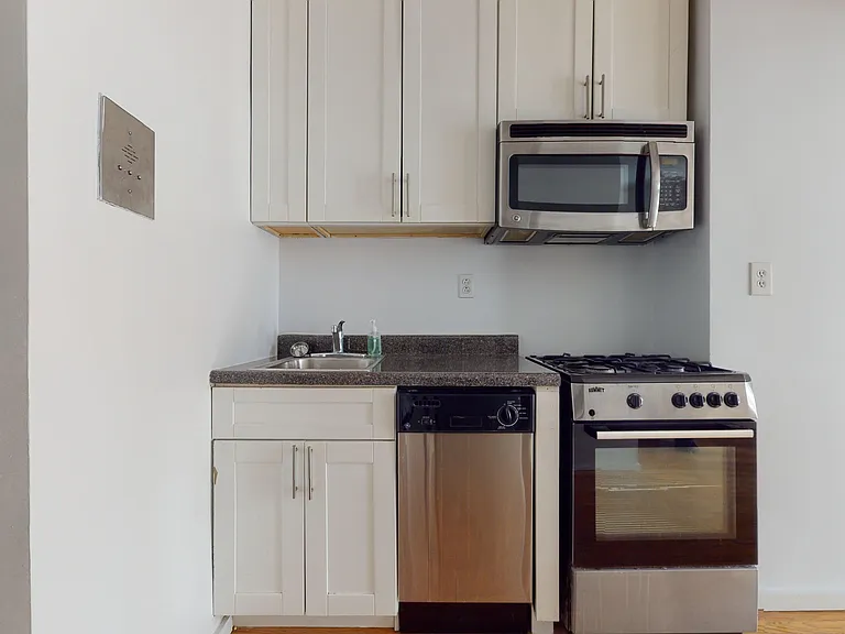 538 W 47th St #4C — Photo 5