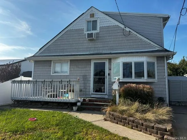14 E Seacrest Avenue, Lindenhurst, NY 11757
