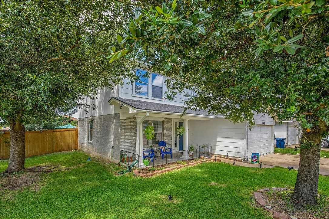 4 bed, 2.5 bath, 1665 sqft, $2,200 — Photo 2