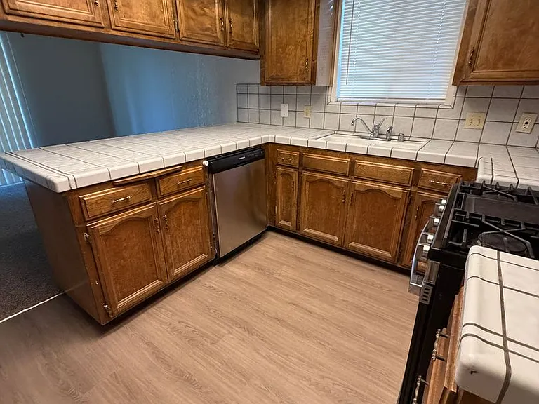 1635 E Eastbrook Ave — Photo 5