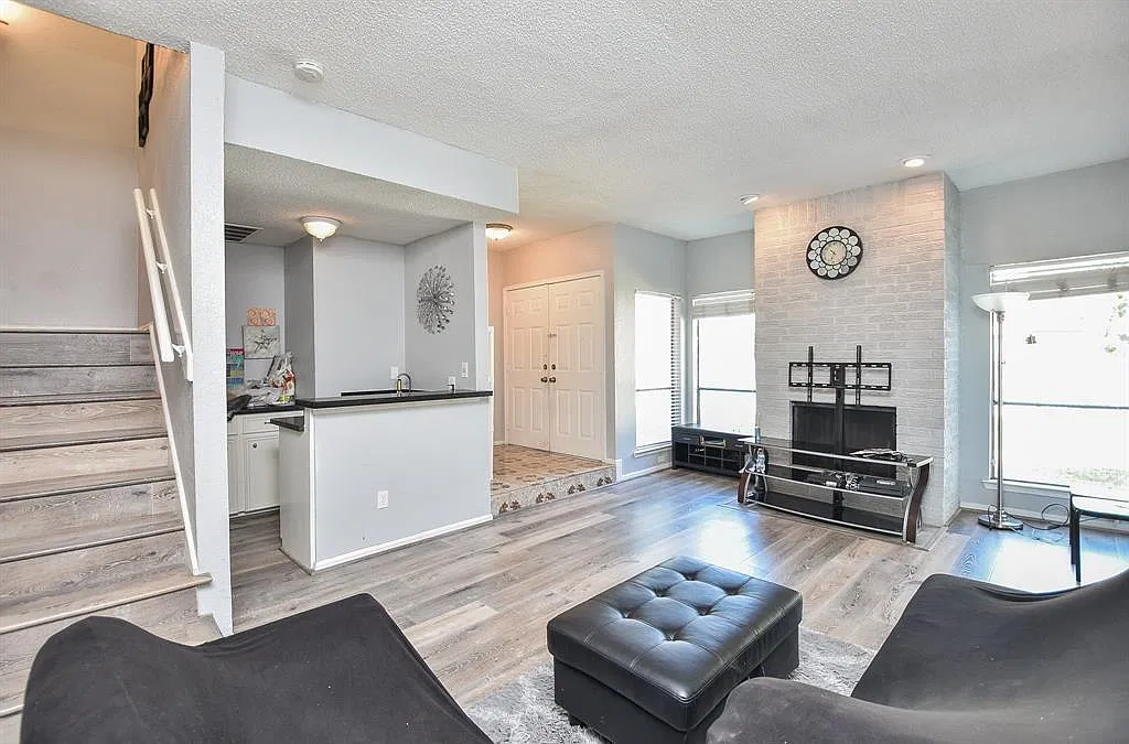 2 bed, 2.5 bath, 2018 sqft, $1,800 — Photo 1
