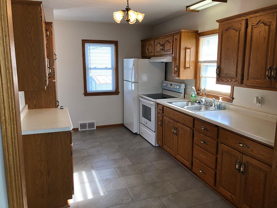 1st image of 138 33rd Ave N