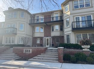 333 E Westminster Rd #1D, Lake Forest, IL 60045