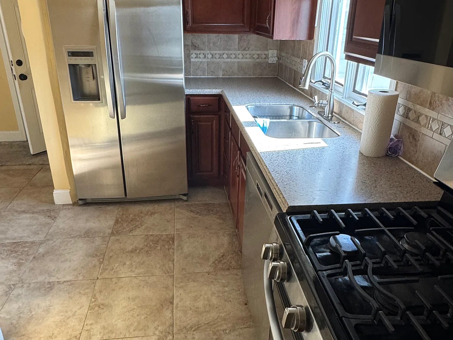 3 bed, 1600 sqft, $2,500 — Photo 4