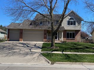 2255 Country Club Blvd, Clive, IA 50325