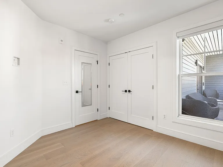 321 W Broadway #1 — Photo 24