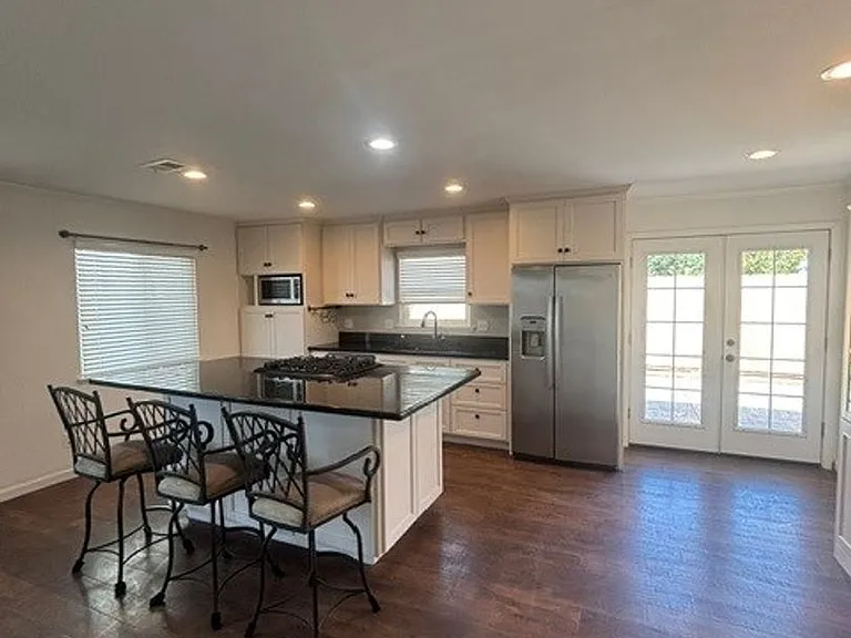 1201 Russ Ct — Photo 3