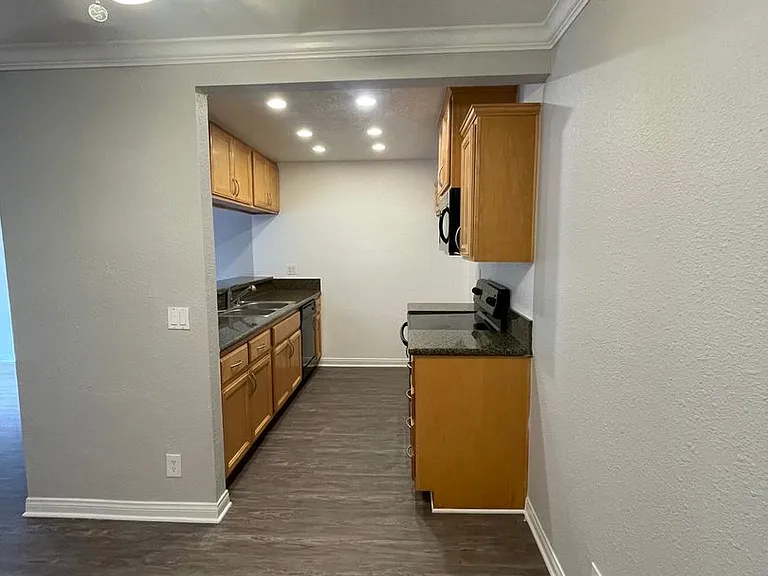 Park Plaza Apartments — Photo 95