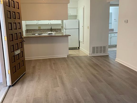 2nd image of 2811-15 E St #3