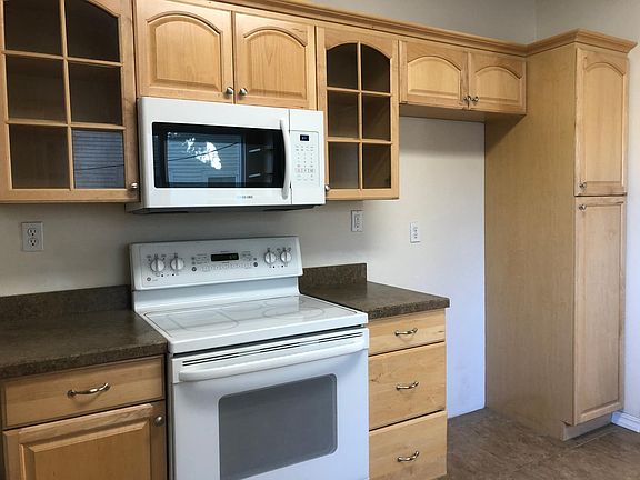 Maple kitchen cabinets with newer appliances (fridge will be included)