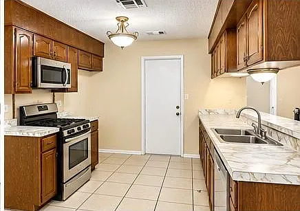 3 bed, 1.5 bath, 1124 sqft, $1,550 — Photo 2