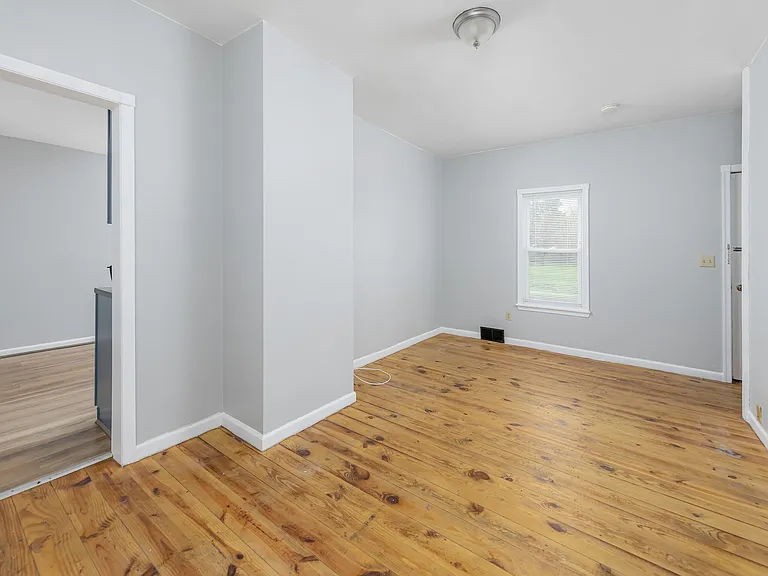 221 Wesley St — Photo 8