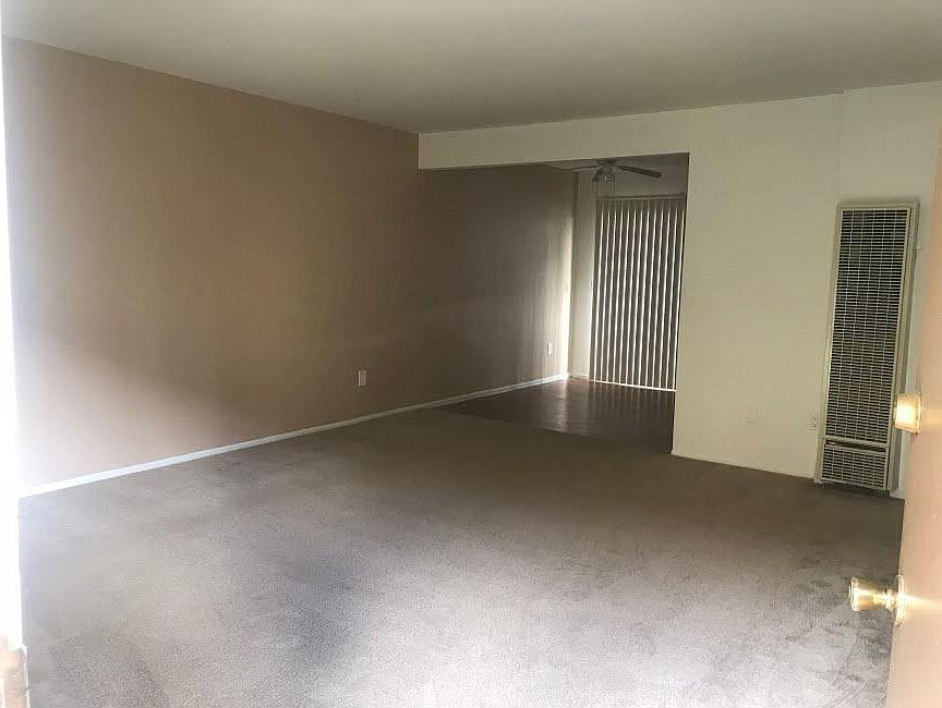 Entryway/ living room