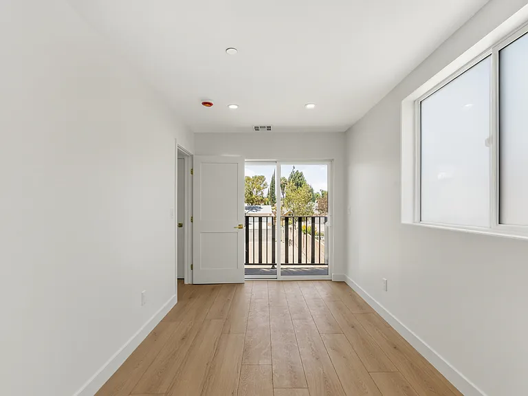 11504 Valjean Ave — Photo 12