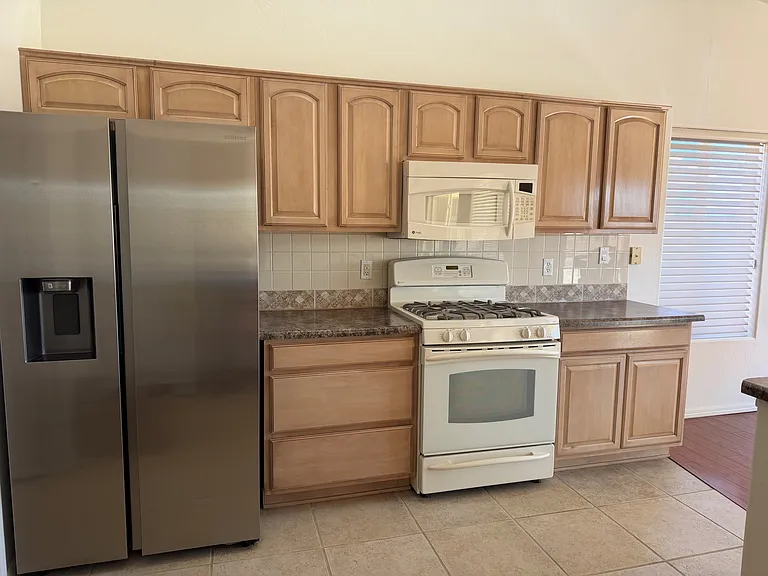 914 E Saguaro Dr — Photo 5