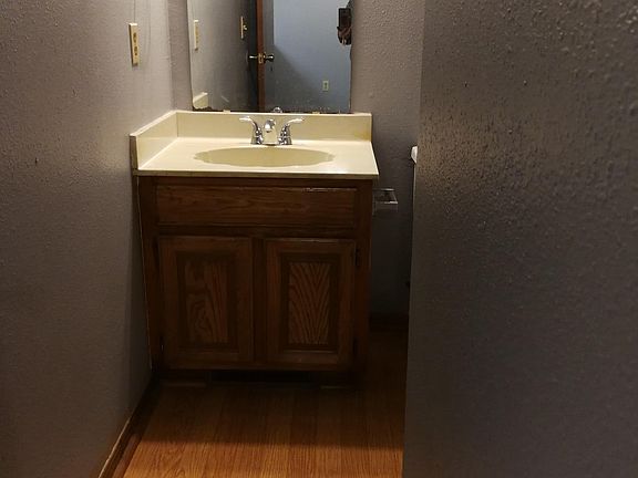 4th image of 13805 Fairhill Ave