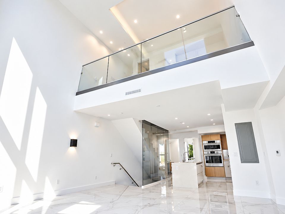 1st image of 456 NE 39th St #20