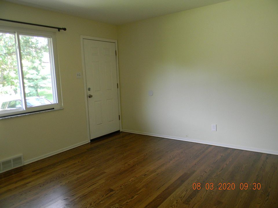 Living room photo 2 of 2
