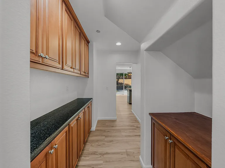 100 Portsmouth Dr — Photo 12