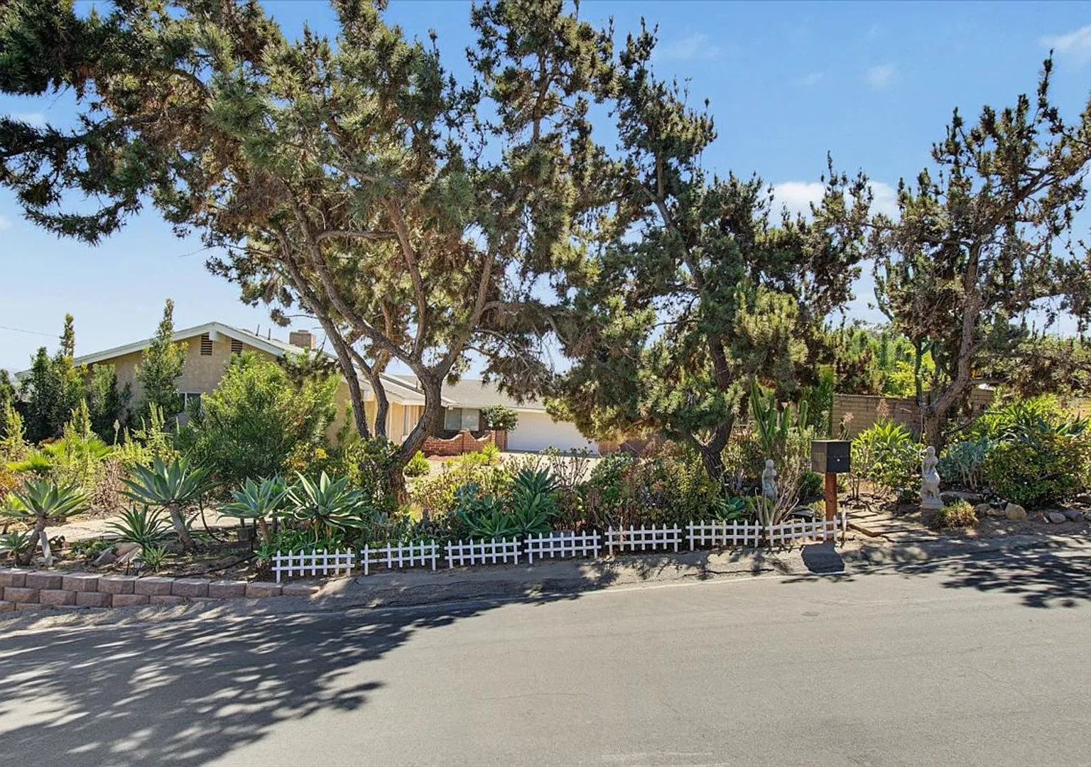 Move-In Special - Lovely Escondido House For Rent - 4 Bed /2 Bath — Photo 1