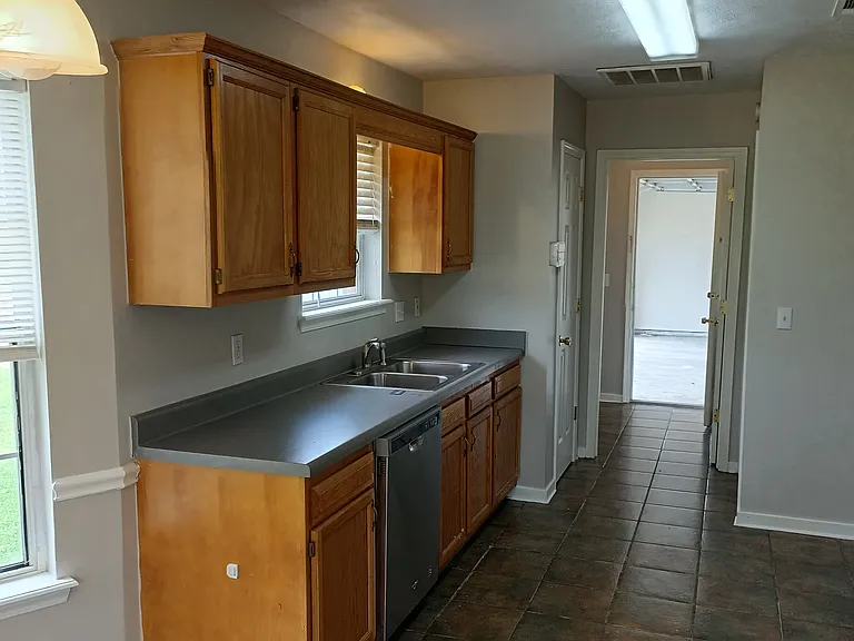 203 Sunchase Dr — Photo 3