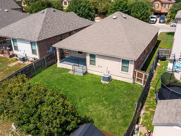910 Trilby — Photo 23