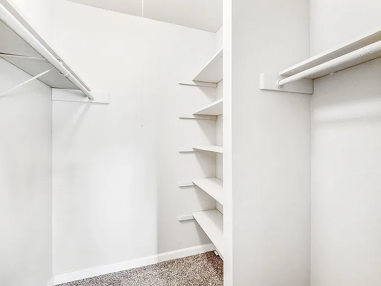 Cambridge Apartments — Photo 15