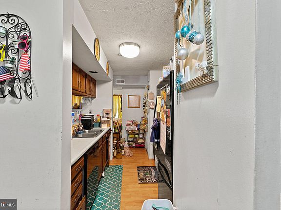 4th image of 905 Woodbridge Ct Unit F