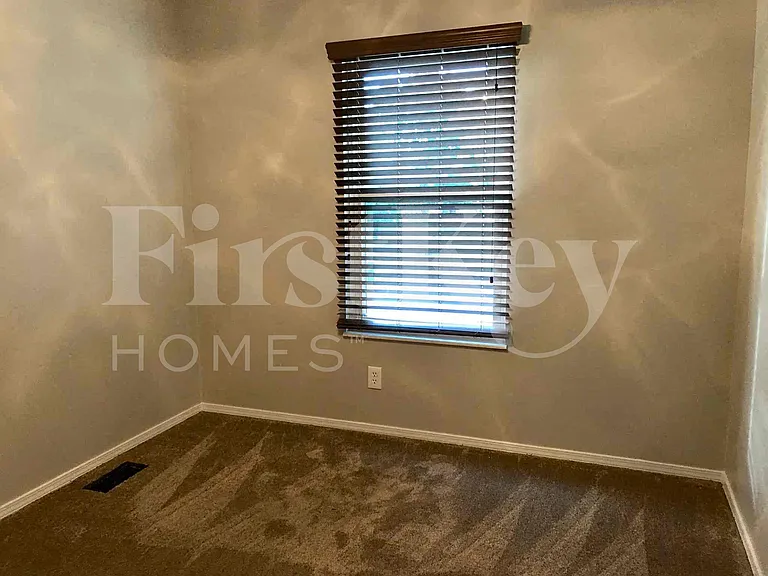 1037 Pegasus Cir — Photo 21