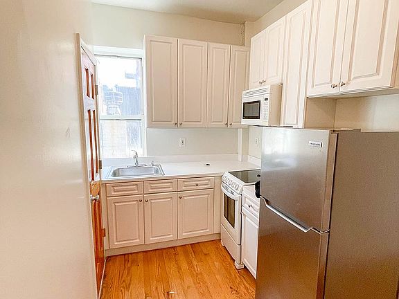 5th image of 234 Thompson St