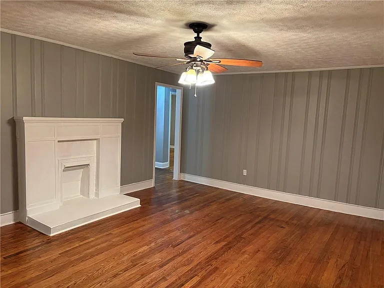 111 E Belmont Dr — Photo 4