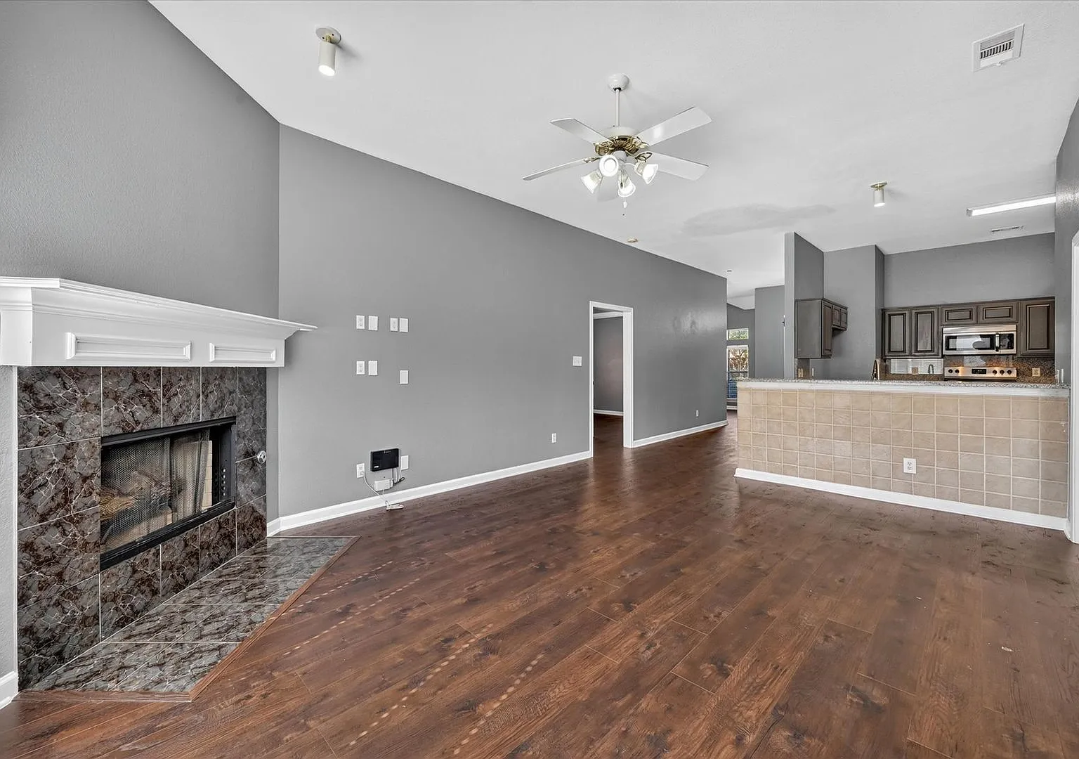 Move-In Ready 3BR Home in Prime Lewisville Location — Photo 3