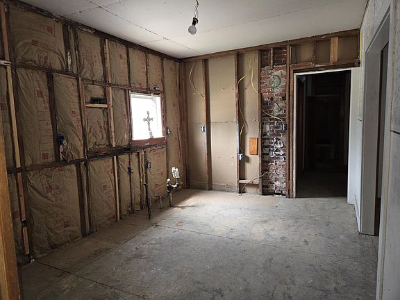 3rd image of 391 N Oak St