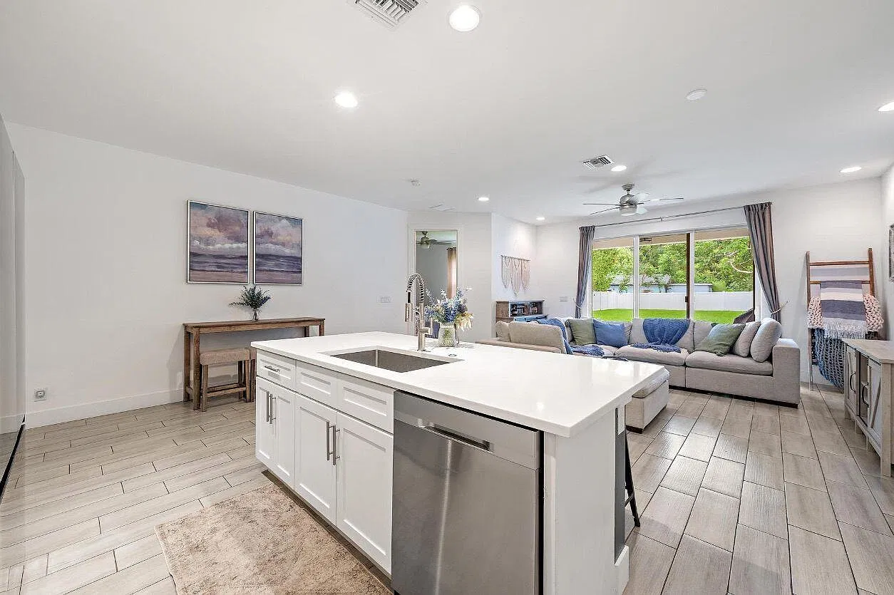 4 bed, 2.0 bath, 1708 sqft, $4,200 — Photo 4