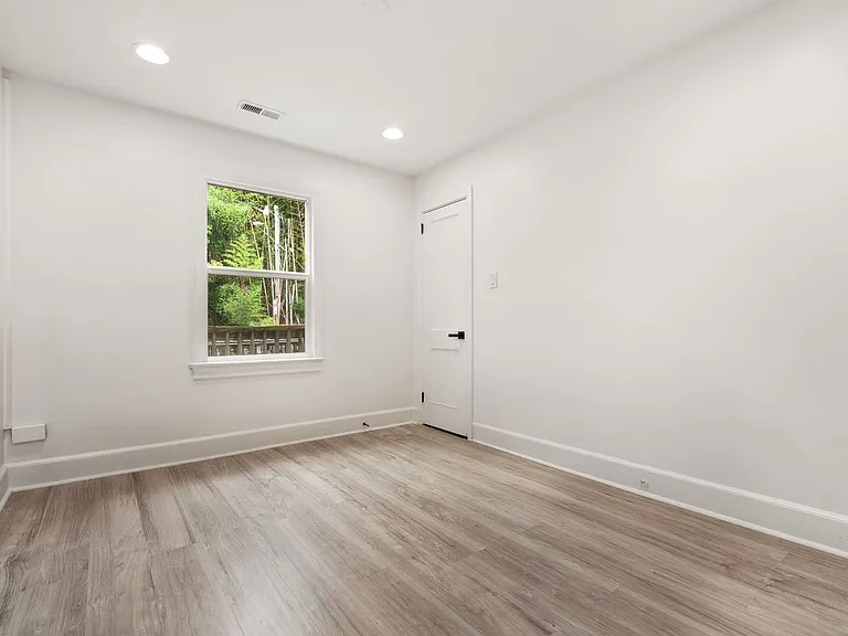 215 N Columbia St — Photo 16