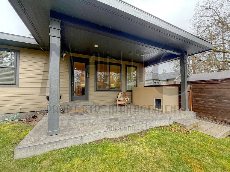 947 E 32nd Ave — Photo 24
