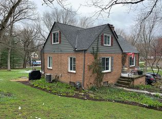 320 Warwick Rd, Tower Lakes, IL 60010