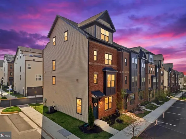 2861 Hokie Ln, Alexandria, VA 22306