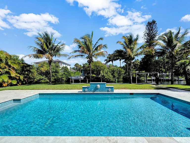 537 E Causeway Blvd — Photo 20