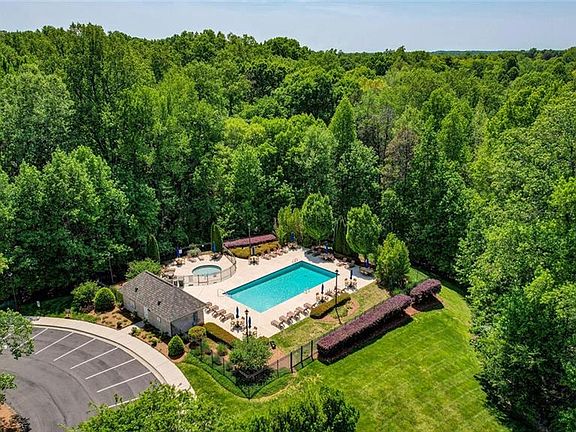 3rd image of 2502 N Beech Ln