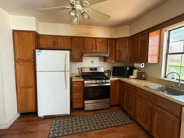Kitchen with ceiling fan