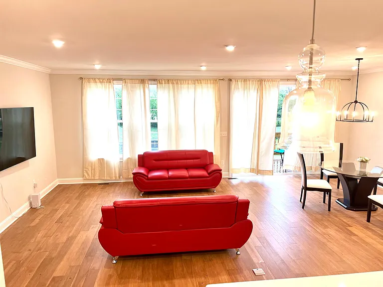 605 Charleston Dr — Photo 3
