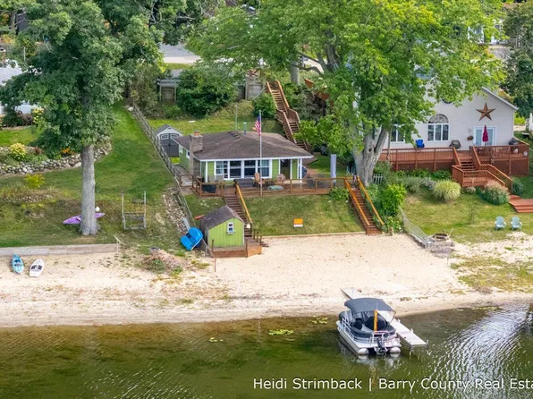 7512 S Crooked Lake Dr, Delton, MI 49046