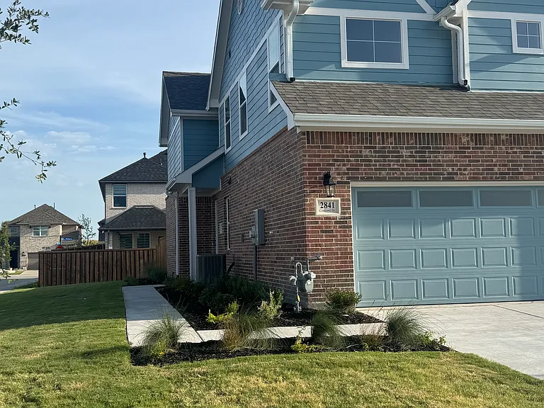 2841 Concord Dr — Photo 2