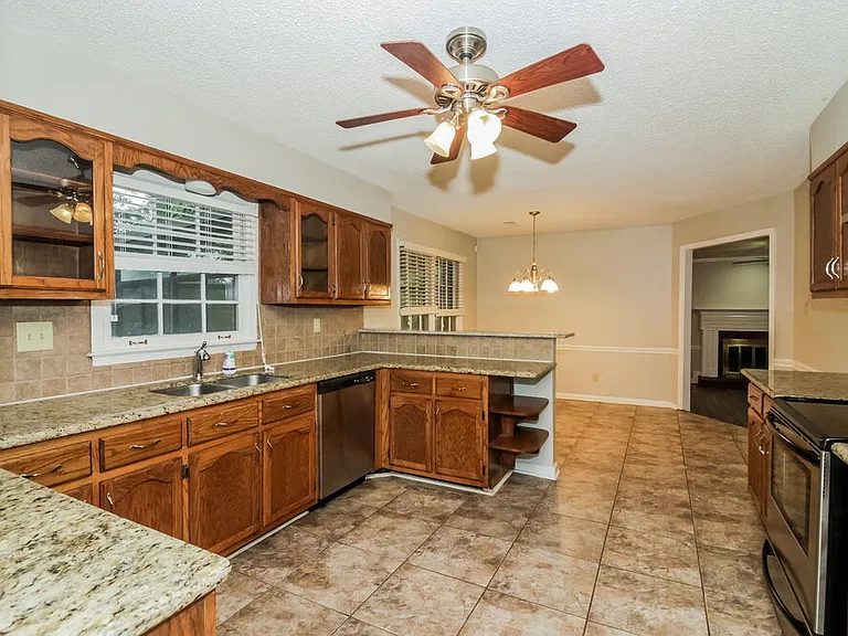 405 Locust Grove Dr — Photo 8