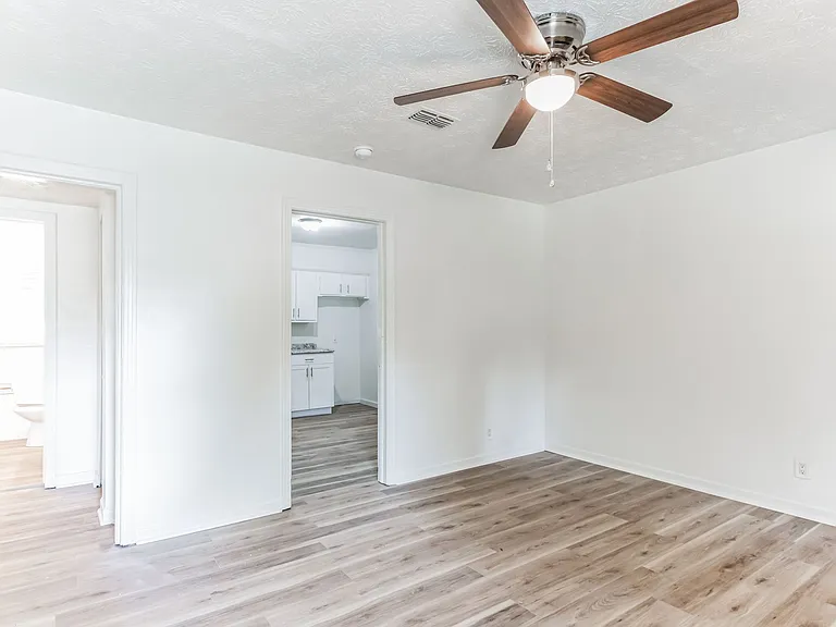 2504 Danson St — Photo 12
