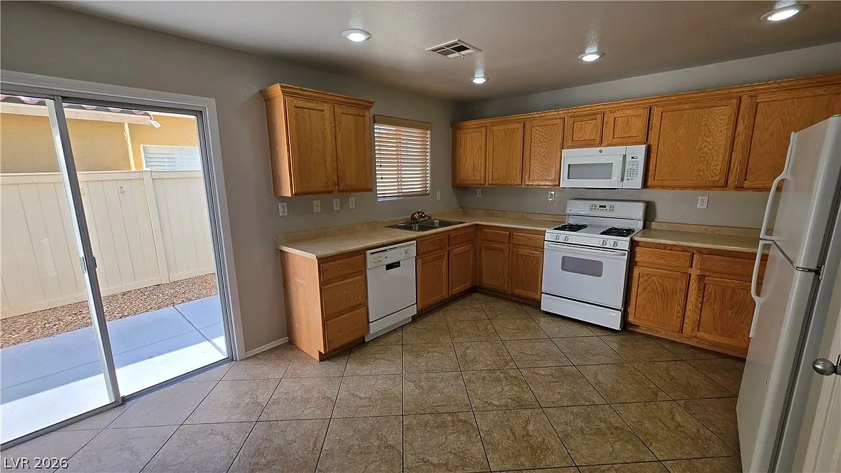 3 bed, 2.5 bath, 1476 sqft, $1,877 — Photo 4